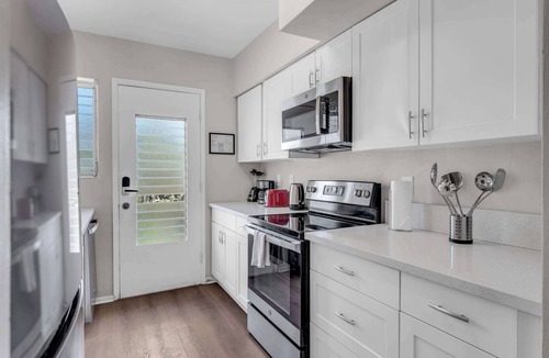 Bay Harbor Islands Apartment | Chic 2BR in Bay Harbor Islands near beach, shopping, and dining
