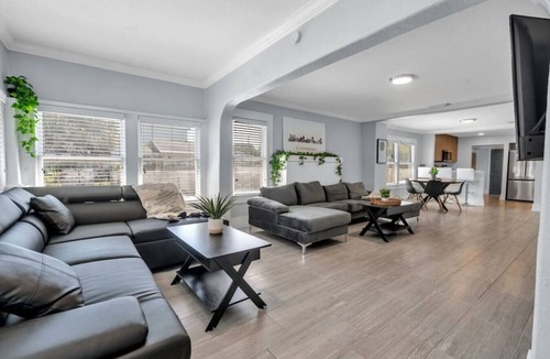 St. Petersburg House | Chic 3 Bedroom 3 Bathroom Grand Central Bungalow