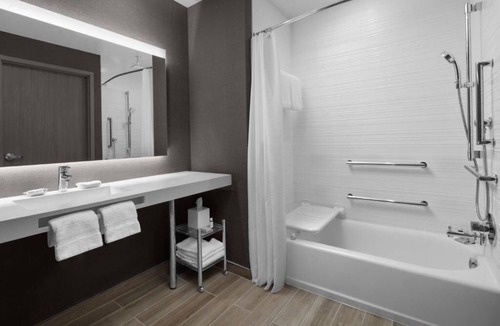 Ludlam Hotel | Chic Getaway in Miami Ideal for Couple Stay - Modern Suite with Pool Access