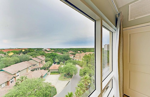 Sandestin Apartment | Chic Luau suite by the beach w/epic amenities - pool, golf & marina