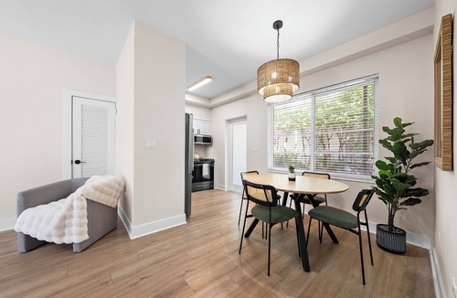 West Avenue Apartment | Chic Sobe Retreat 2-bedroom 2 full bath apartment walk to Lincoln Rd & Bay