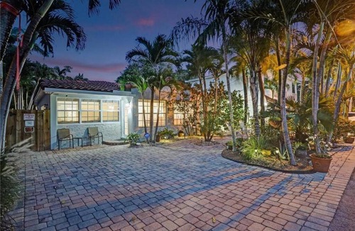 Victoria Park House | Chic Victoria Park Villa with Heated Pool and Spa