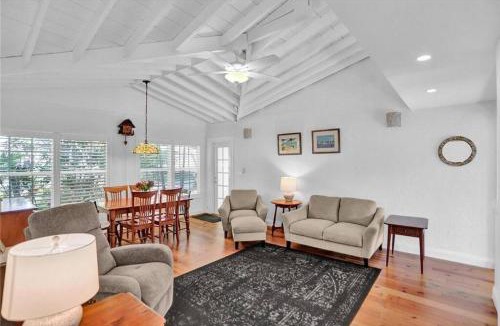 Victoria Park House | Chic Victoria Park Villa with Heated Pool and Spa