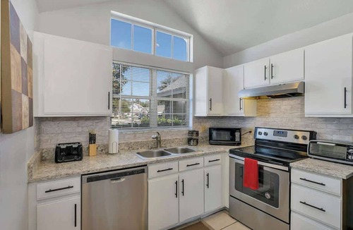 Oviedo House | Chill 4/2, Lakefront, Game Room, Fishing & Hot Tub