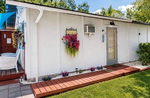 Crystal River Cabin | Cindy's 1-bed Cabin Fire pit 5 min to sister springs