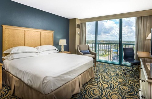 Brush - Stewarts Resort | City view w/ Sparkling Pool, Gym & Volleyball Court! Stay On The Beach!