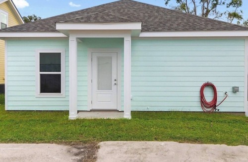 Old Town Cottage | Clean and comfortable 3bedroom 2 bath cottage near beach and olde town