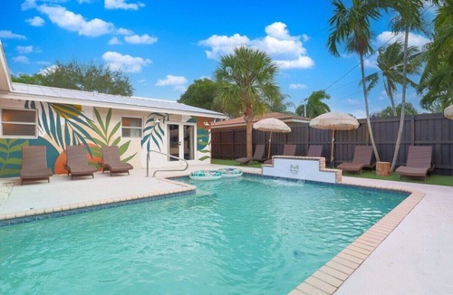 South Corals House | Close 2 Beach-Las Olas-Huge Pool-Waterfall-Family Friendly-4 Bedroom-Game Room!