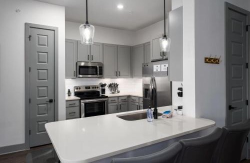 Crestline Heights Apartment | Close to 280 shopping restaurants Grandview Med Ctr