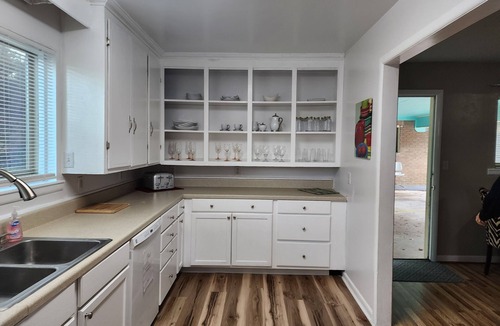 South Pensacola House | Close to Downtown, Restaurants, Markets , Events ,Beaches and Naval Base.