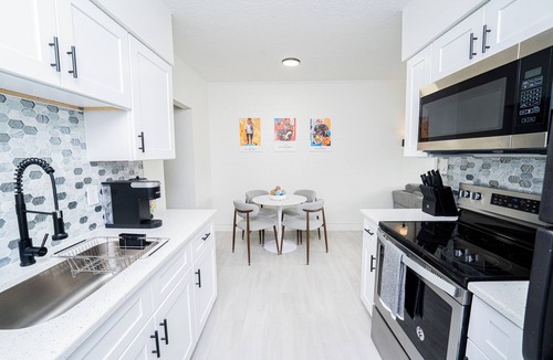 Lawsona - Fern Creek House | Close to the Action, Peaceful When You Return - 2BR In Downtown, Sleeps 6