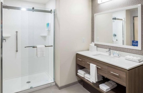 Port Canaveral Hotel | Coastal 1BR King Suite w/Kitchen & Outdoor Pool | 1.8 mi Jetty Park