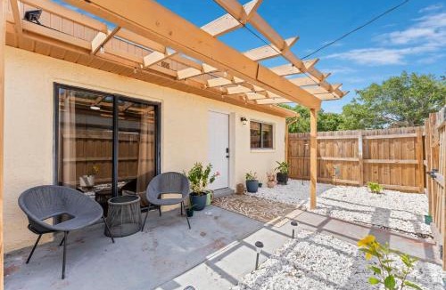 Cape Caneveral Beach Gardens House | Coastal Bungalow- 5 Minutes to the port!