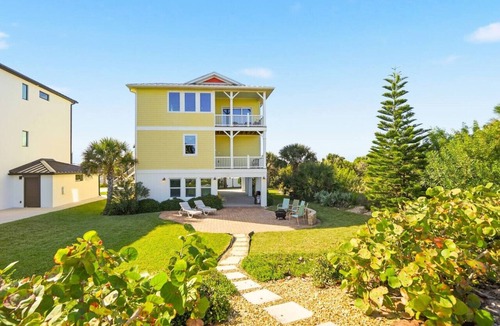 Painters Hill House | Coastal Canary - Summer at the beach + hot tub!