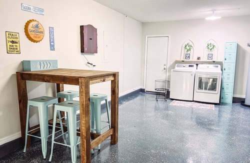 Sebastian Highlands House | Coastal Getaway 2bd-2ba 5 miles to boat ramp and Earl’s hideaway!