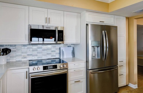 Holmes Beach Condo | Coastal Luxury on the Gulf | Pool, Tennis & Trolley Beachfront Bliss on Anna Maria Island | Sleeps 6