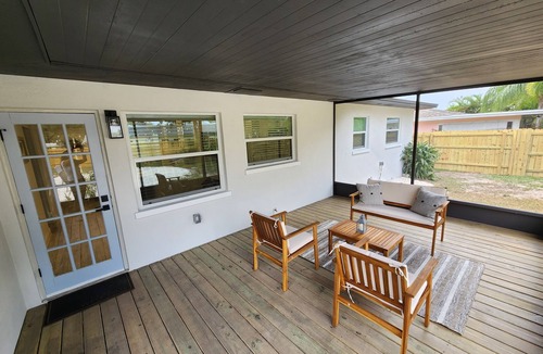 Clearwater House | Coastal Retreat ♛ King size Bed! minutes from the beach