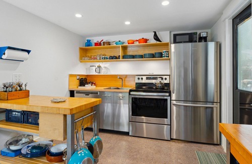 Coconut Grove House | Coconut Grove Dream, located in the heart of the village. Beloved by the sailors