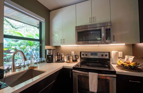 Southwest Coconut Grove House | Coconut Grove Garden Cottage Private Retreat with Free Parking & Full Kitchen