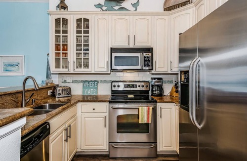 Pensacola Beach Condo | Come stay at guest favorite-Salty Kisses on the Beach!