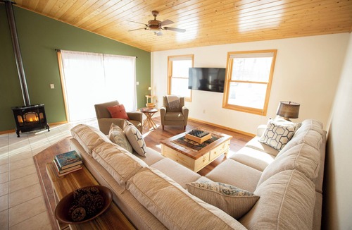 Deer River Cabin | Comfortable, modern, family-friendly cabin on 320-acre lake with many amenities