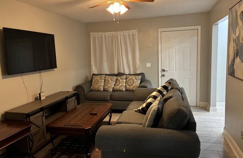 Plymouth House | Comfortable Retreat Charming 3-bedroom house with AC in Apopka awaits you