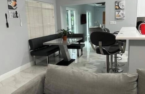 Wellington House | Comfy House with Pool Near Polo Club in Wellington