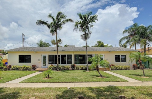 Royal Poinciana House | Contemporary Home 3B/2.5B, w/ BBQ & BEAUTIFUL POOL