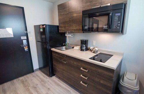 Deep Creek Hotel | Contemporary Queen Room w/Full Kitchen | Punta Gorda Harborwalk- 6.5 miles