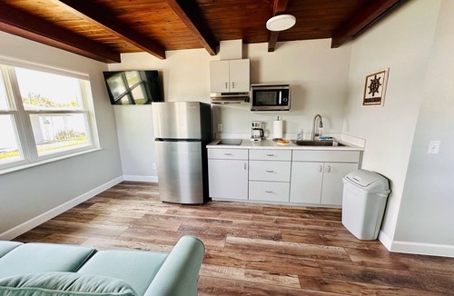 Tavares Cottage | Cottage 31: Hibiscus Hut - Waterfront Lodging in Downtown Tavares, FL