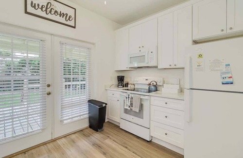 Lakeland House | Cottage w/Fully Fenced in Yard Great Location