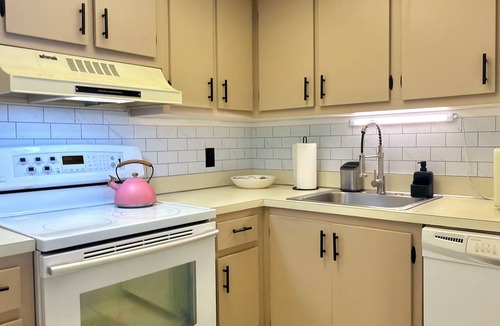 Inverrary Apartment | Cozy 1-bedroom apartment in adorable Lauderhill with AC
