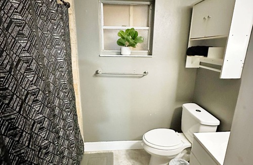 Mill Run Apartment | Cozy 1-bedroom apartment with kitchen, AC, WiFi, located 25 minutes from Disney