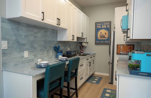 Three Lakes Apartment | Cozy 1-bedroom apartment in charming west Kendall with AC, pool and lake