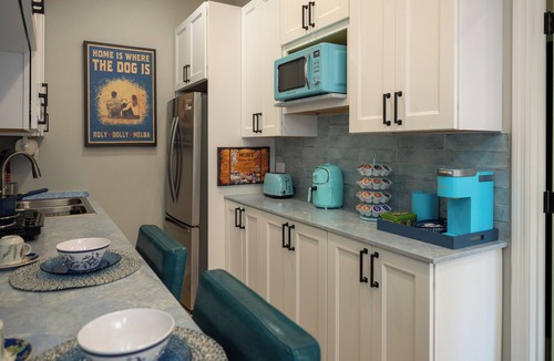 Three Lakes Apartment | Cozy 1-bedroom apartment in charming west Kendall with AC, pool and lake