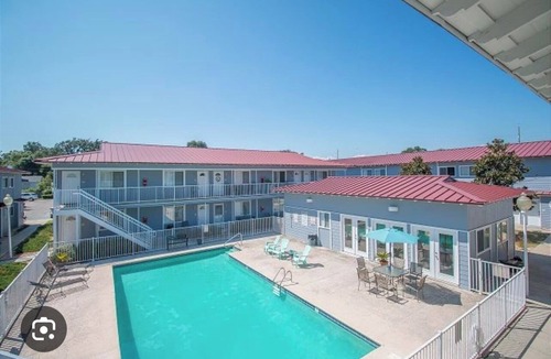 Biloxi Condo | Cozy 1-bedroom condo in beautiful Biloxi with fitness room and 2 swimming pools