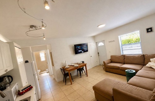 Royal Poinciana House | Cozy 1-bedroom house in Hollywood with AC, Private Backyard - 7 minutes to beach