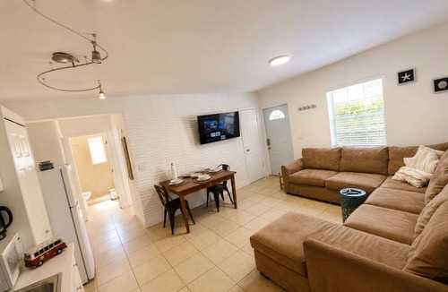 Royal Poinciana House | Cozy 1-bedroom house in Hollywood with AC, Private Backyard - 7 minutes to beach