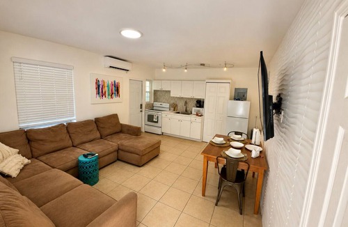 Royal Poinciana House | Cozy 1-bedroom house in Hollywood with AC, Private Backyard - 7 minutes to beach