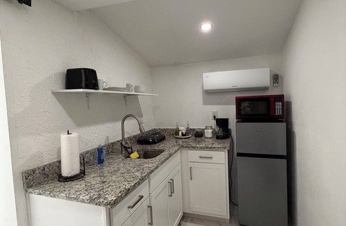 Pinecrest West Park Apartment | Cozy 1-bedroom studio in perfect Tampa with AC