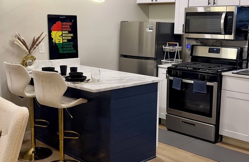 Crosstown Apartment | Cozy 1-bedroom with AC and WiFi in amazing Memphis downtown apartment.