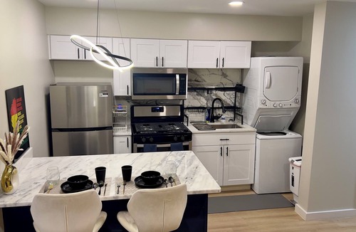 Crosstown Apartment | Cozy 1-bedroom with AC and WiFi in amazing Memphis downtown apartment.