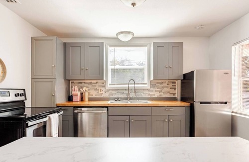 Clearwater House | Cozy 2 bed/2 bath home w/AC, WIFI, Free parking, 8 min from Beach