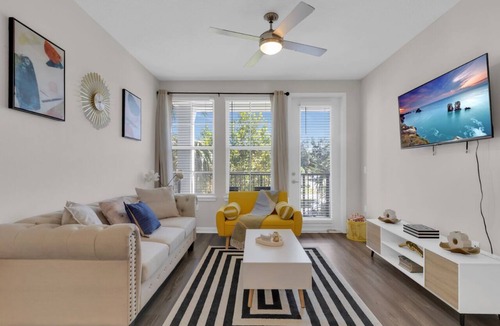 Winter Garden Apartment | Cozy 2 Bedroom Apartment in Winter Garden with fast wifi, pool & fitness room