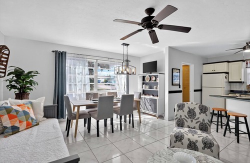 Royal Poinciana House | Cozy 2-bedroom house in lovely Hollywood with AC