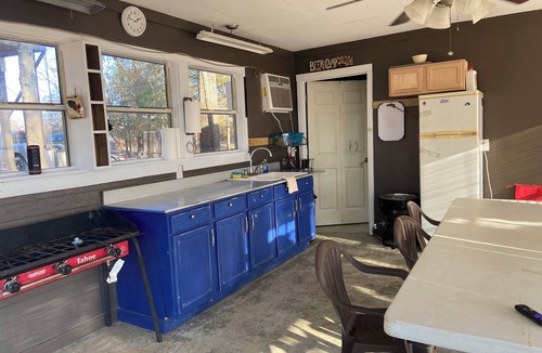 Acme Cabin | Cozy 2-bedroom lakefront fishing and hunting cabin in Jonesville with WiFi, AC