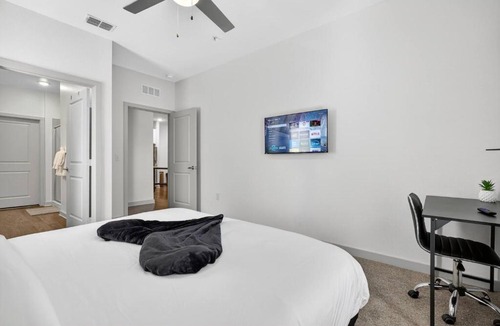 Arlington Apartment | Cozy 2 BR Apt |King Bed |Pool |Gym| Close to Mayo