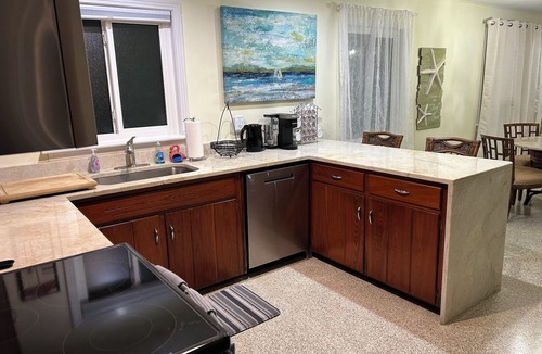 Sarasota Cottage | Cozy 2Bd+2 Ba beach cottage; scrnd FL rm, 5min thru dune to bch; VR22-00059