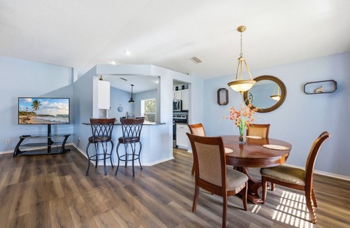South Pointe of Tampa House | Cozy 2BR Riverview home with adjustable beds, a private fenced backyard, screened lanai, fully stocked kitchen, and garage parking. Conveniently located near Tampa, shopping, dining, and local attractions.