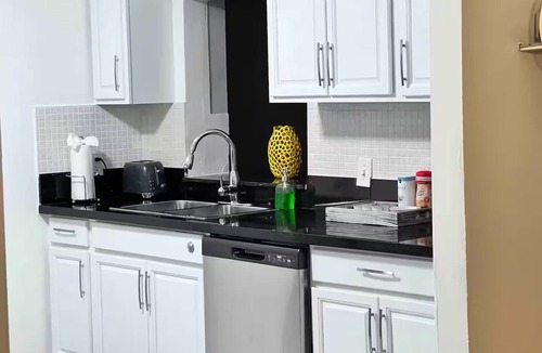 Conway House | Cozy 3 Bedroom House - Minutes from the Airport